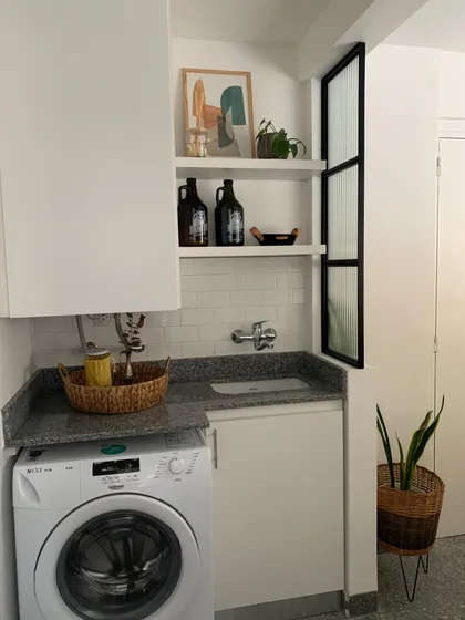 Lavadero moderno con lavadora, bacha y estantes flotantes — proyecto Monroe, por cromo., en Belgrano